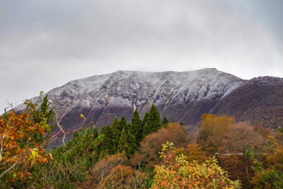 初冠雪を記録した伊吹山＝１３日午前、伊吹山ドライブウェイ８キロ付近より（日本自動車道提供）
