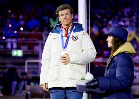 　閉会式で行われたノルディックスキー距離男子５０キロクラシカルの表彰式で、金メダルを授与されたノルウェーのヨハンネスヘスフロト・クレボ＝２２日、イタリア・ベローナ（ゲッティ＝共同）