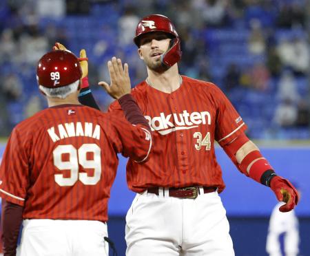 　８回、勝ち越し打を放ちタッチを交わす楽天のマッカスカー＝横浜