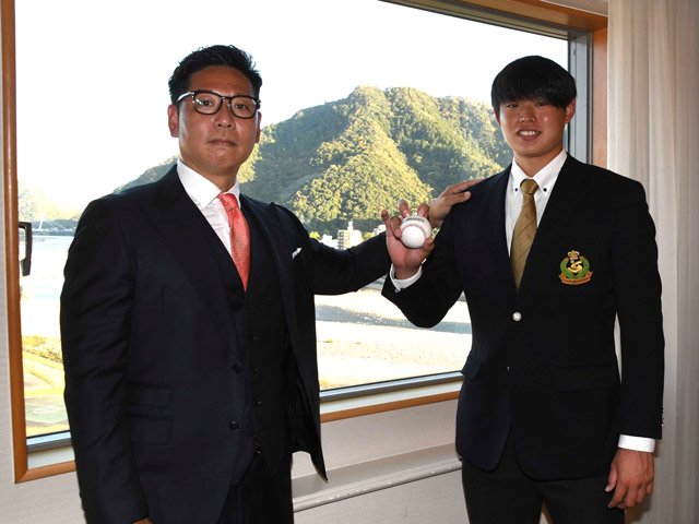 広島と仮契約し、松本有史スカウト（左）とポーズをとる坂田怜投手＝岐阜市内