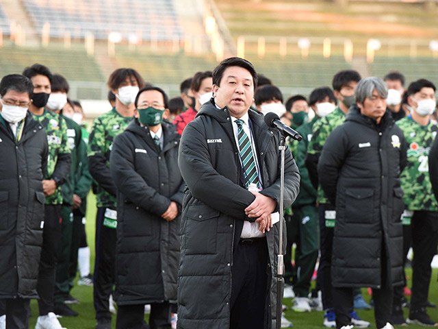 ホーム最終戦でサポーターにあいさつする小松裕志ＧＭ＝１１月２８日、長良川競技場