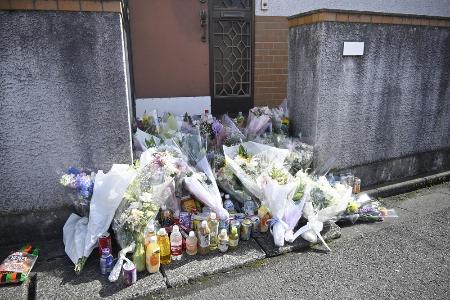 　遺体が見つかった住宅前に供えられた花束＝７日、川崎市川崎区