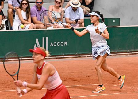 　女子ダブルス３回戦でプレーする二宮真琴（右）、ナディア・キチェノク組＝パリ（共同）