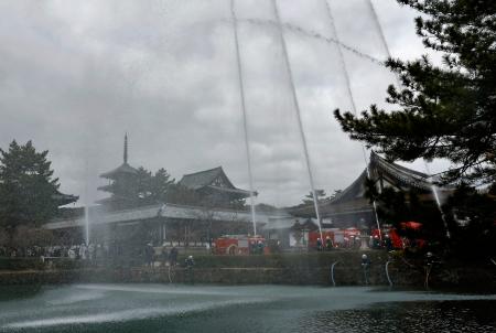 　「文化財防火デー」に合わせ、世界遺産・法隆寺で行われた放水訓練＝２６日午前、奈良県斑鳩町