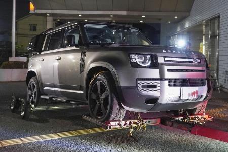 　現場から逃走したとみられるスポーツタイプ多目的車＝１５日夜、埼玉県三郷市