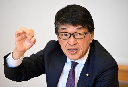 　報道各社のインタビューに応じる豊田通商の今井斗志光社長