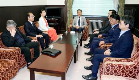 　会談に臨む野党６党の参院国対委員長ら＝９日午後、国会