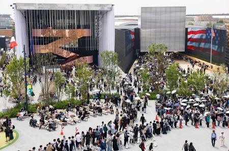 　フランス館（左）と米国館で行列を作る大勢の来場者＝１２日午後、大阪市此花区の夢洲