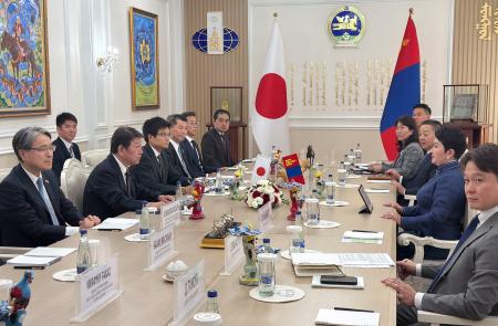 　会談する茂木外相（左手前から２人目）とモンゴルのバトツェツェグ外相（右手前から２人目）＝３日、ウランバートル（共同）