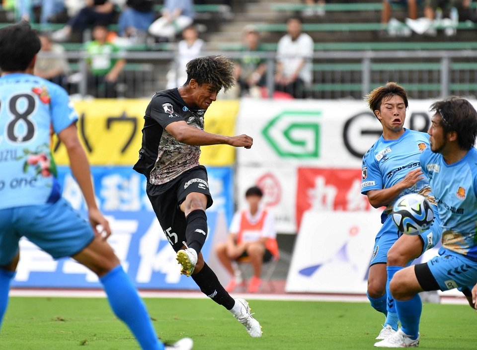 ＦＣ岐阜×福島＝前半、シュートを放つＦＣ岐阜のＦＷンドカ＝長良川競技場