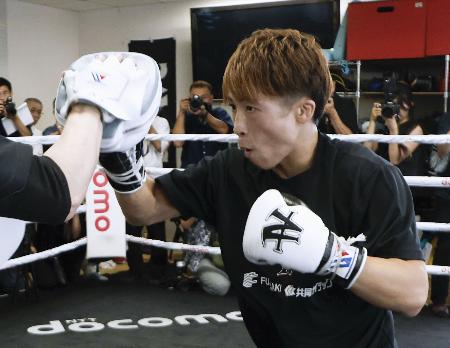 　防衛戦に向けて練習する井上尚弥＝横浜市の大橋ジム