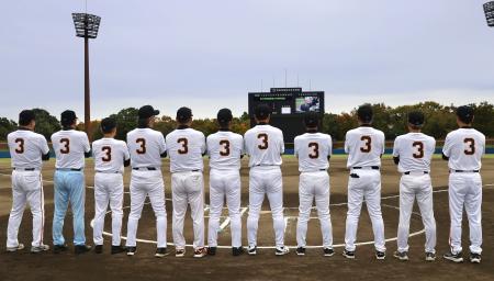 　長嶋茂雄さんの代名詞である背番号３のＴシャツを着用した巨人ＯＢら＝１日午前、千葉県佐倉市