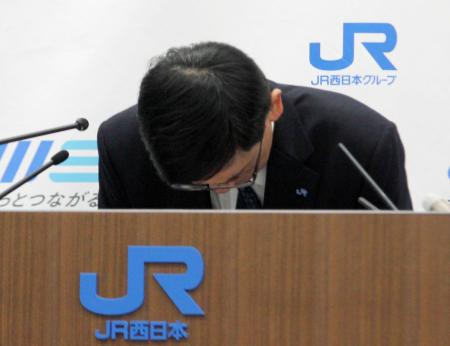 　定例記者会見で謝罪するＪＲ西日本の長谷川一明社長＝１３日午後、大阪市北区