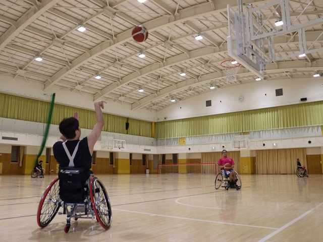 車いすバスケットボールは戦術の妙味や激しいぶつかり合いが魅力だ＝県福祉友愛アリーナ