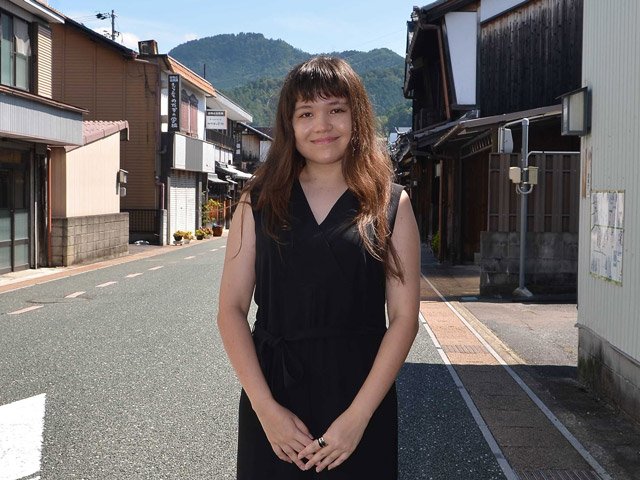 「美濃市とのつながりは私にとって誇り」と話し、日仏の架け橋になる俳優を目指すレティシア・美月・バレッティーさん＝同市加治屋町