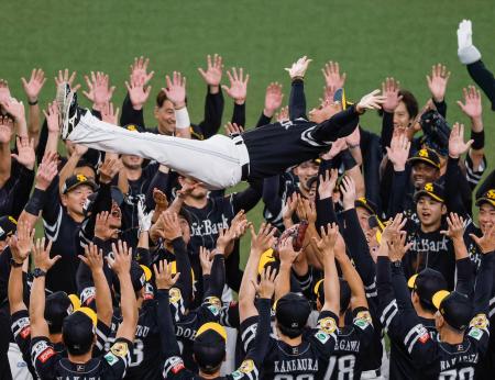 　プロ野球パ・リーグで３連覇を果たし、胴上げされるソフトバンクの小久保裕紀監督＝１７日、京セラドーム大阪