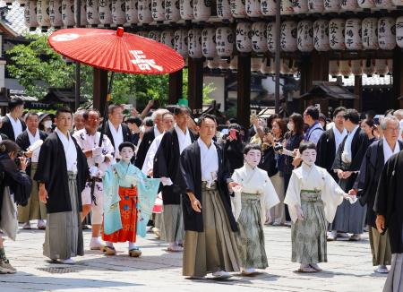　京都・祇園祭の安全を祈願する「お千度の儀」で、八坂神社を参拝する稚児ら＝１日午前、京都市東山区
