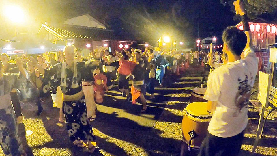 「ダンシング・ヒーロー」を踊る人たち＝美濃加茂市太田本町、太田宿中山道会館