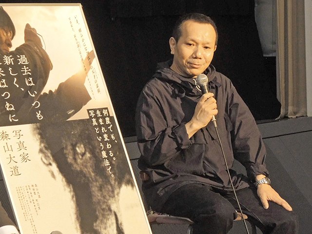 写真家森山大道さんの魅力を語る監督の岩間玄さん＝岐阜市日ノ出町、シネックス