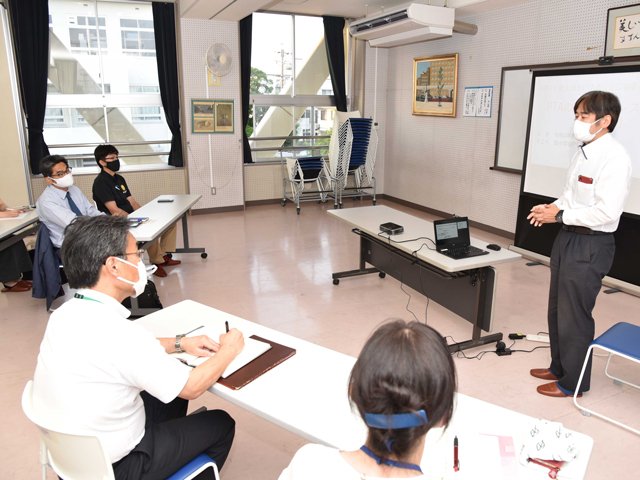 ネットサービスを活用したＰＴＡ活動のペーパーレス化を伝えた出張講座＝大垣市久瀬川町、西小学校