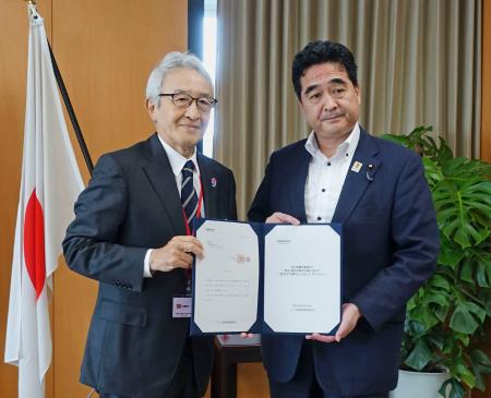 　坂井防災相（右）に提言を手渡した経団連の永野毅副会長＝１６日午後、東京都千代田区