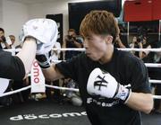 　防衛戦に向けて練習する井上尚弥＝横浜市の大橋ジム