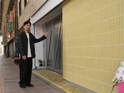 完成した建物を紹介する花山和也さん＝多治見市新町、多治見銀座商店街