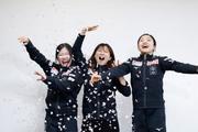 　試合から一夜明け、撮影に応じる（左から）中井亜美、坂本花織、千葉百音＝２８日、プラハ（共同）