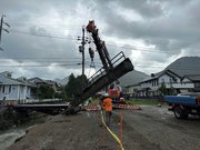 崩れた欄干を撤去する業者＝１７日午後１時５分、美濃市西市場町