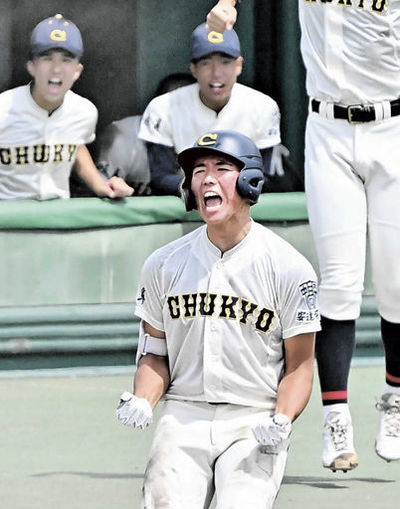 ６回表中京２死三塁、右前適時打で一塁を踏み叫ぶ小原
