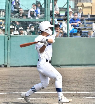 ７回裏県岐阜商１死満塁、逆転の２点適時中前打を放つ川畑力紀