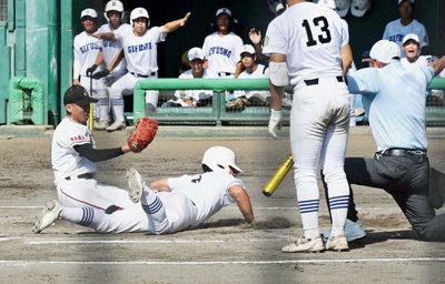 1回裏県岐阜商1死満塁、暴投で生還する三走中島匠翔