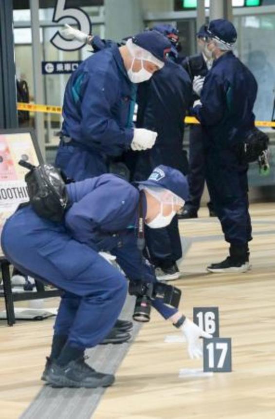 　女性が刺された現場付近で現場検証をする捜査員＝１６日午前１０時５０分ごろ、新潟市中央区