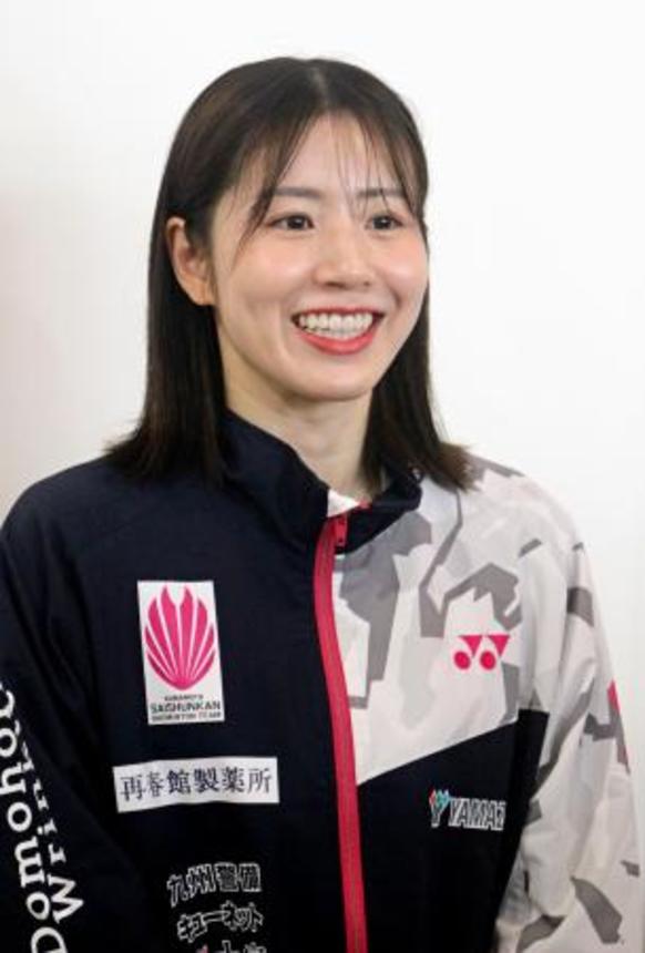 　バドミントン熊本マスターズ２回戦を棄権し、取材に応じる女子ダブルスの志田千陽＝１３日、熊本県立総合体育館