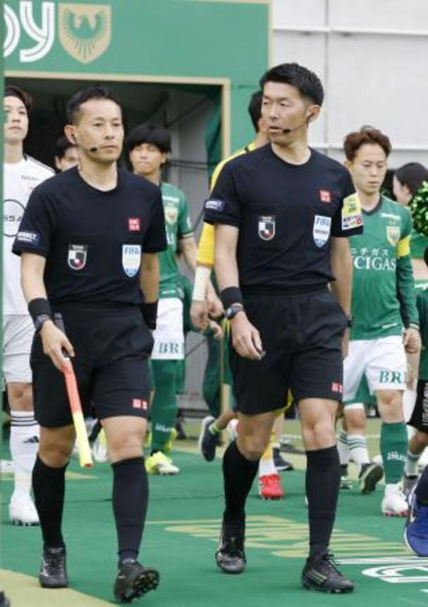 　サッカーＷ杯北中米３カ国大会１次リーグＤ組米国―パラグアイの第４審判に割り当てられた荒木友輔氏（右）と予備副審の三原純氏＝５月、味の素スタジアム