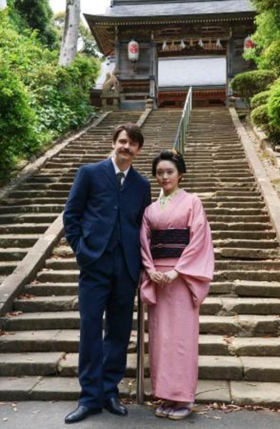 　ＮＨＫ連続テレビ小説「ばけばけ」ロケ地の松江市で記者会見し、撮影に納まる主人公役の高石あかりさん（右）とトミー・バストウさん＝２３日午後