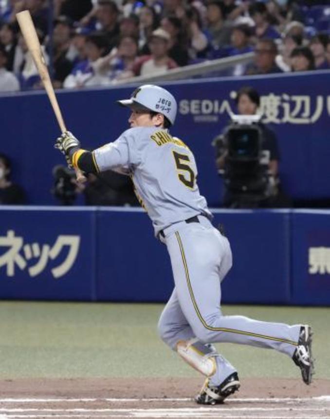 　１１回阪神１死二塁、近本が中前に勝ち越し打を放つ＝バンテリンドーム