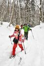 スノーシューを履いて雪の中を進む参加者＝高山市奥飛騨温泉郷神坂