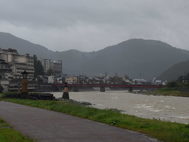 濁った水が流れる飛騨川＝１７日午前、岐阜県下呂市湯之島