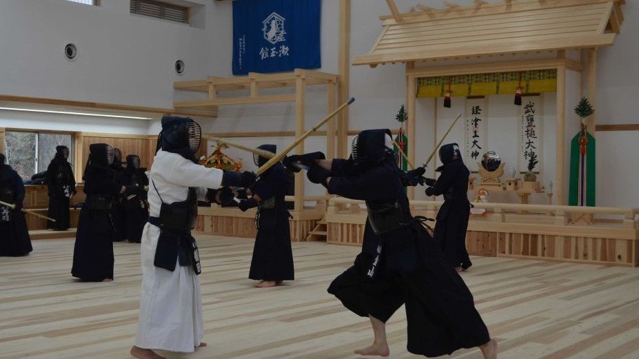 神棚を祭った真新しい道場で、稽古始めをする有段者ら＝可児市大森奥洞、漱玉館