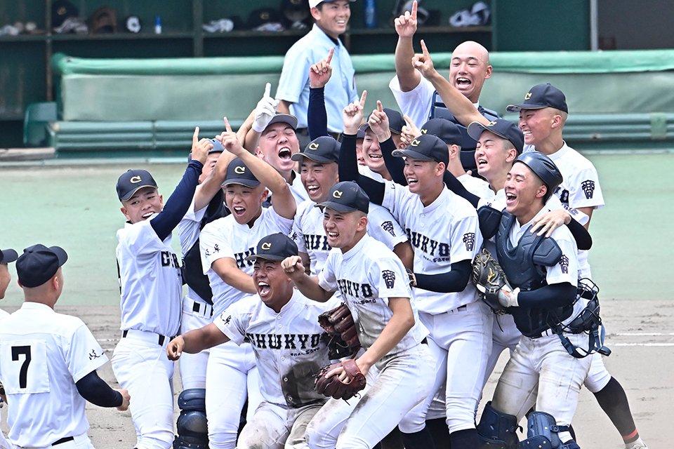 第１０８回全国高校野球選手権岐阜大会決勝で大垣日大を破り、歓喜する中京ナイン＝ぎふしん長良川球場（撮影・堀尚人）