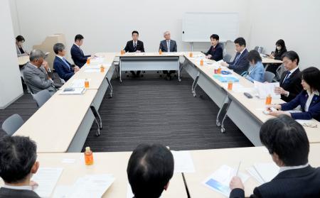 　自民党と日本維新の会が開いた、北陸新幹線敦賀―新大阪延伸に関する整備委＝１５日午後、国会