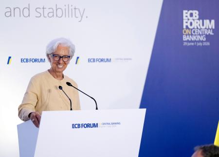 　ポルトガル・シントラで開幕した「ＥＣＢフォーラム」で講演するＥＣＢのラガルド総裁＝２９日（ＥＣＢ提供・共同）