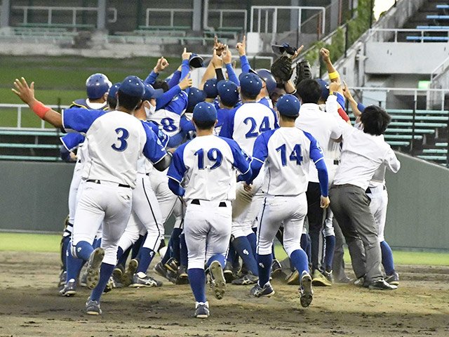 皇学館大×岐阜聖徳大＝１９年ぶりの全日本大学選手権出場を決め喜び合う岐阜聖徳大ナイン＝長良川