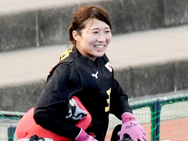 一度は引退しながらも現役復帰し、３度目の五輪に挑む浅野祥代選手＝１７日午後、各務原市下切町、川崎重工ホッケースタジアム