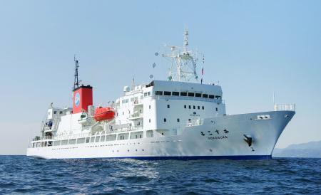 　海洋研究開発機構の現役母船「よこすか」（同機構提供）