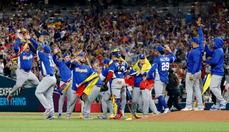 　イタリアに勝利して決勝進出を決め、喜ぶベネズエラの選手ら＝マイアミ（共同）