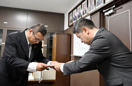 　香川県東かがわ市議会に申し入れを行う上村一郎市長（右）＝２６日午後、香川県東かがわ市