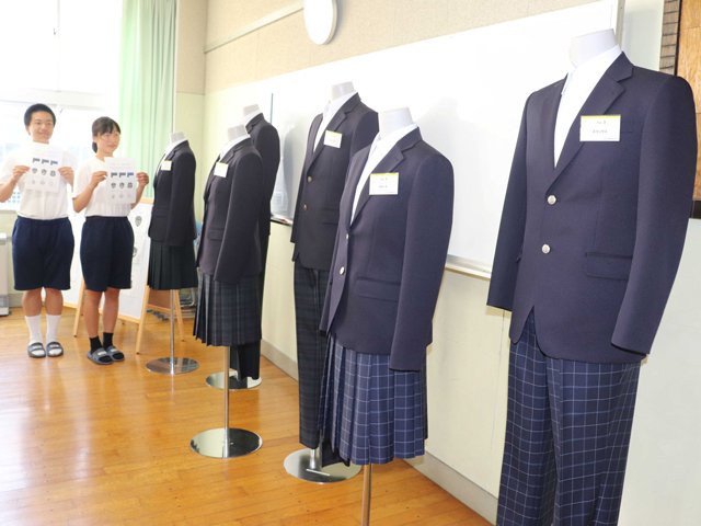 生徒や保護者らによる総選挙で候補になった制服＝６月末、岐阜市上川手、厚見中学校