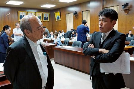 　衆院法務委の与党筆頭理事を務める自民党の小泉龍司氏（左）と話し合う野党筆頭理事の立憲民主党の黒岩宇洋氏＝１８日午前、国会